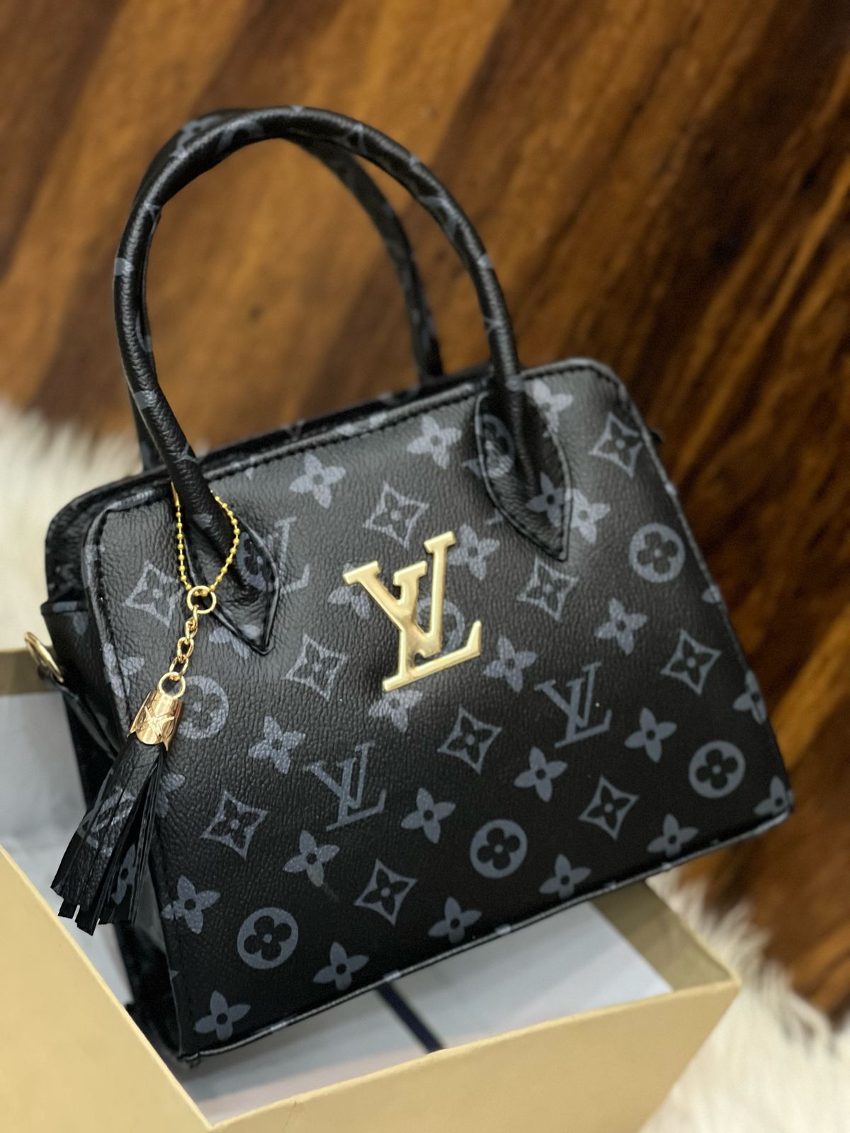 Loius vuitton
Beautiful womens handbag 👜