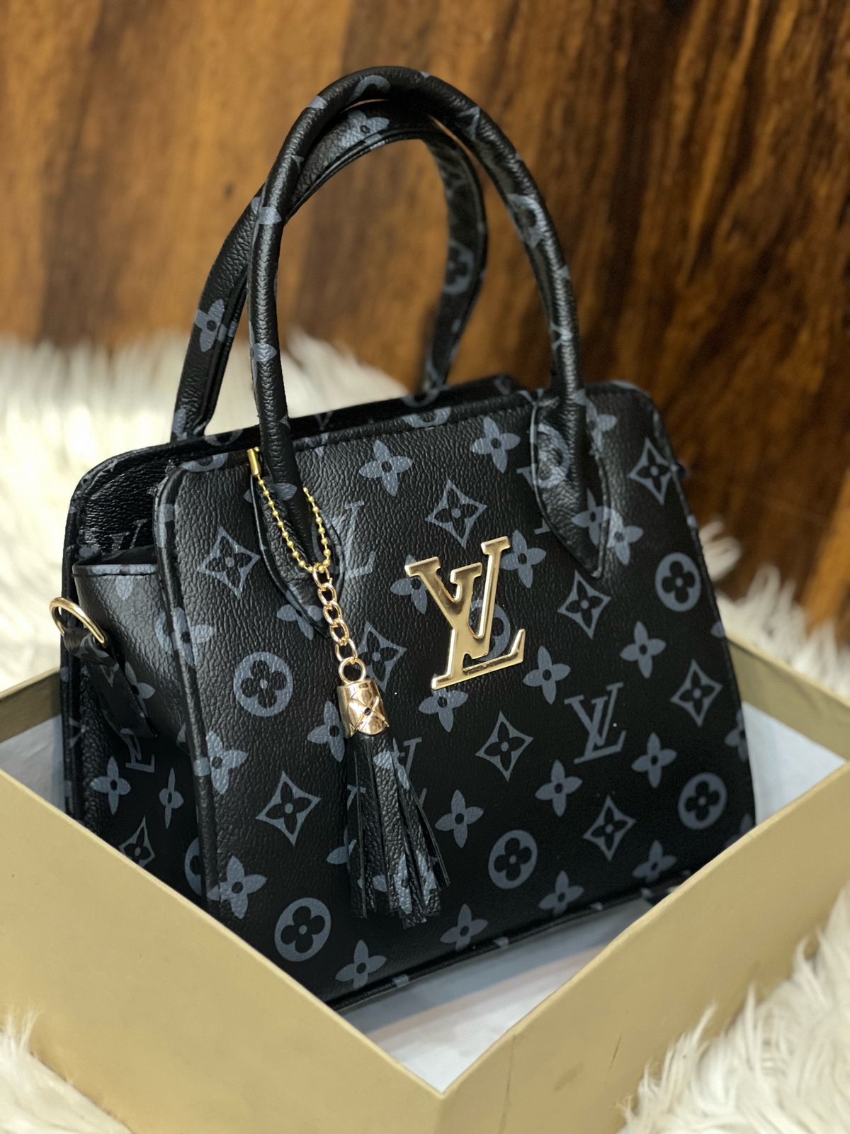 Loius vuitton
Beautiful womens handbag 👜