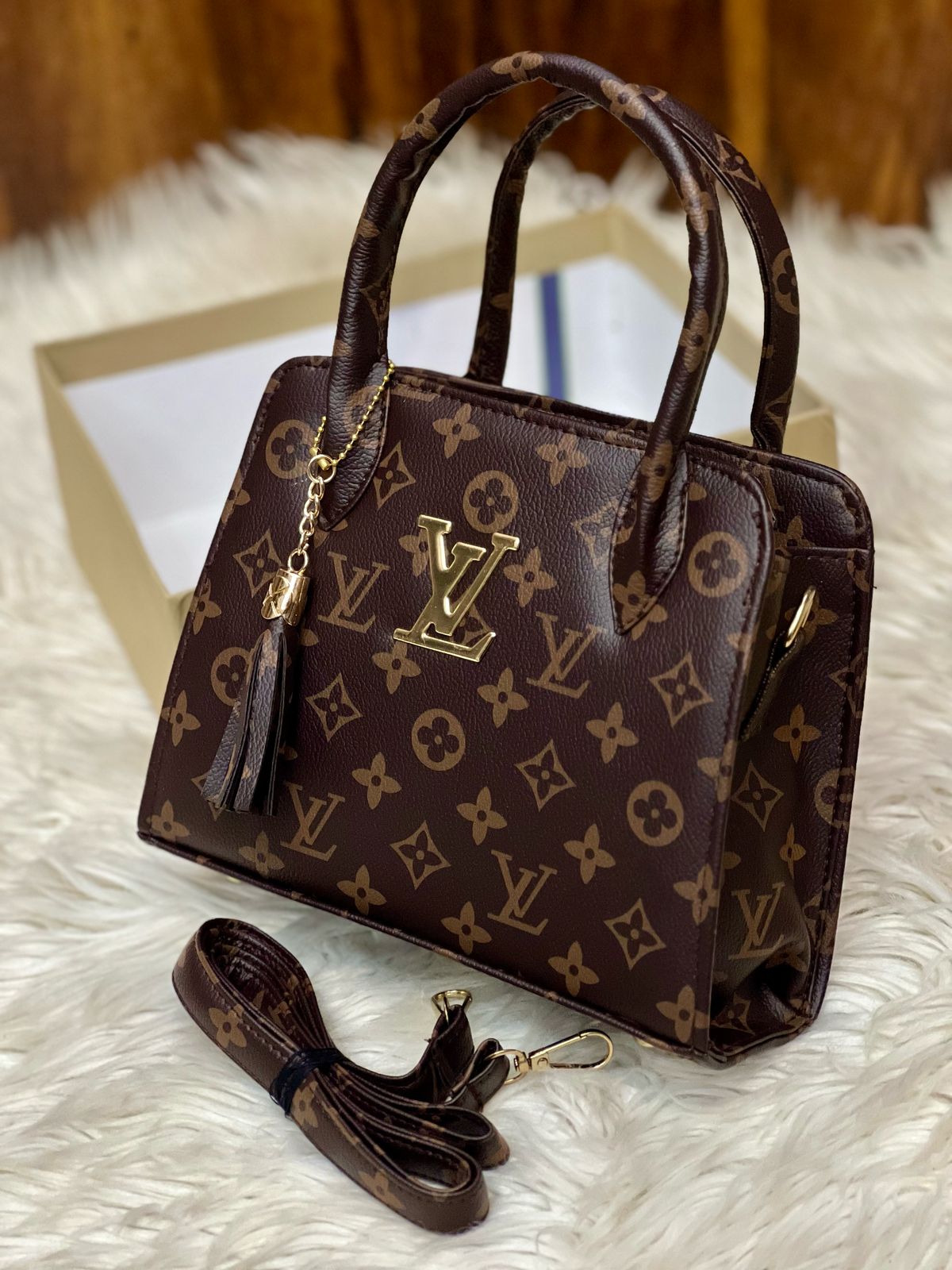 Loius vuitton
Beautiful womens handbag 👜