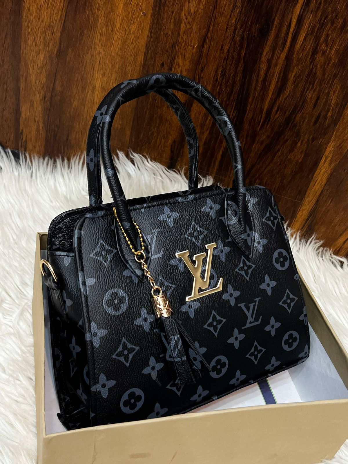 Loius vuitton
Beautiful womens handbag 👜